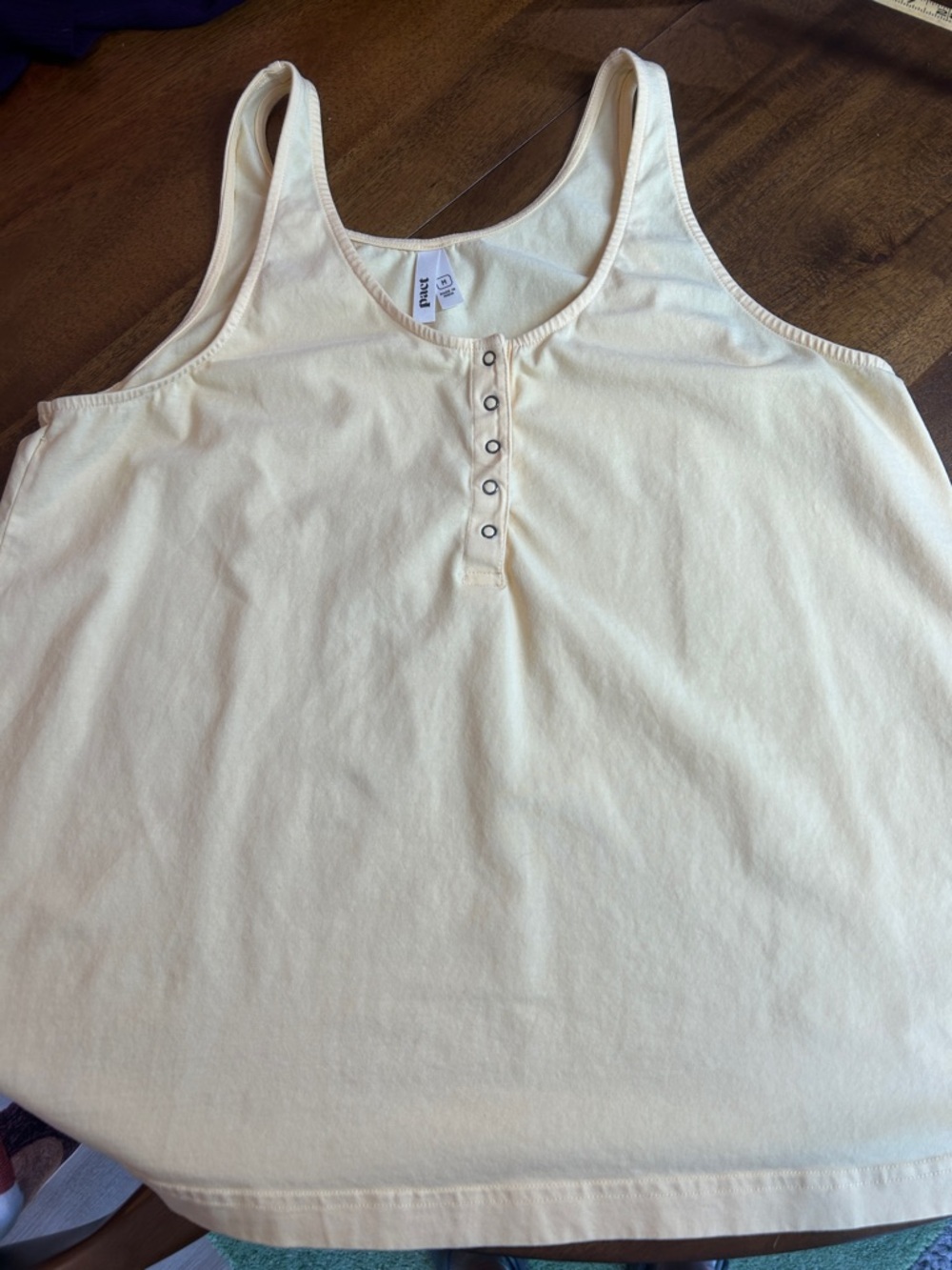 Pact Soft buttery yellow Snap-Front Tank 95% organic cotton and 5% elastane - Picture 2 of 7